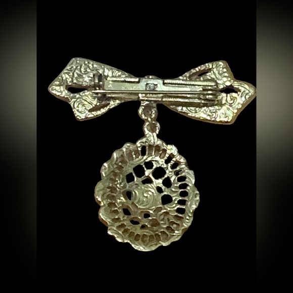 Vintage Brooch Pin Gold-Tone Ribbon with Porcelain Rose Dangling on a Pendant - Picture 5 of 6